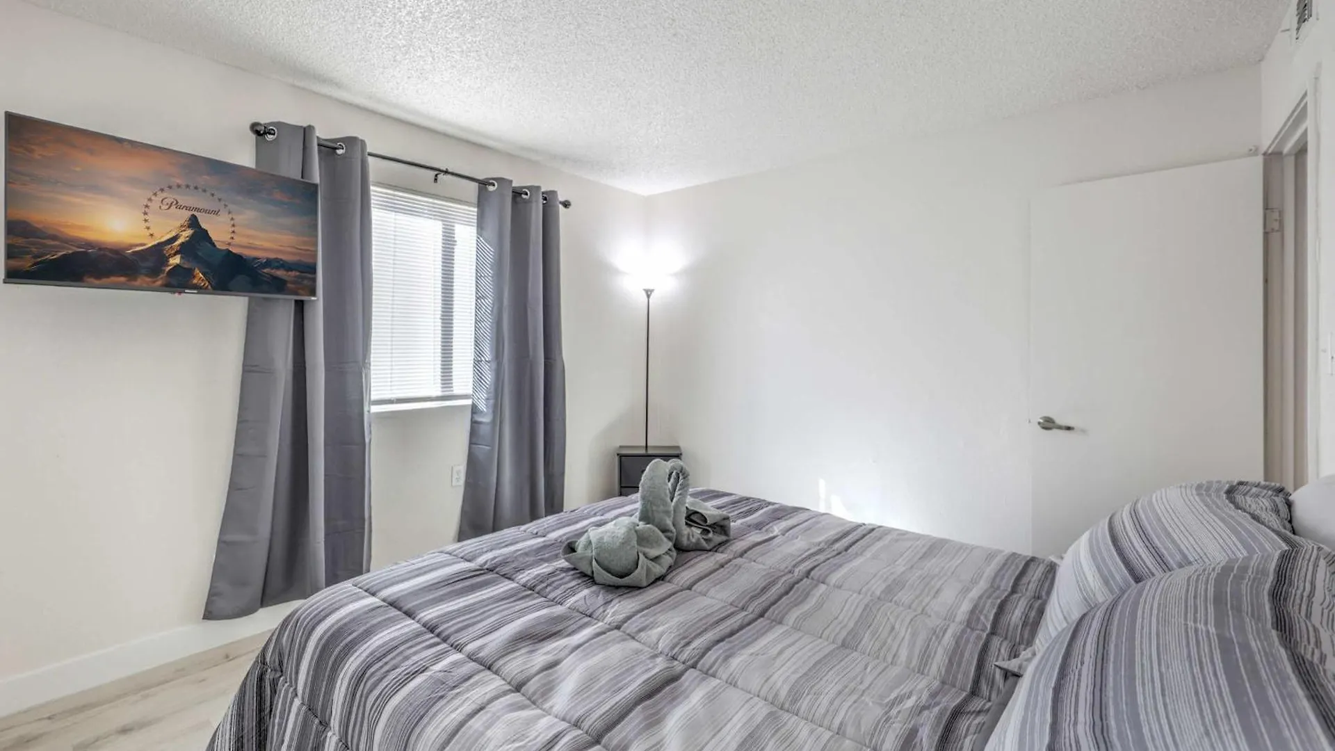 Modern Comfort Near Vegas Attractions! Sleeps 6! Las Vegas Holiday home